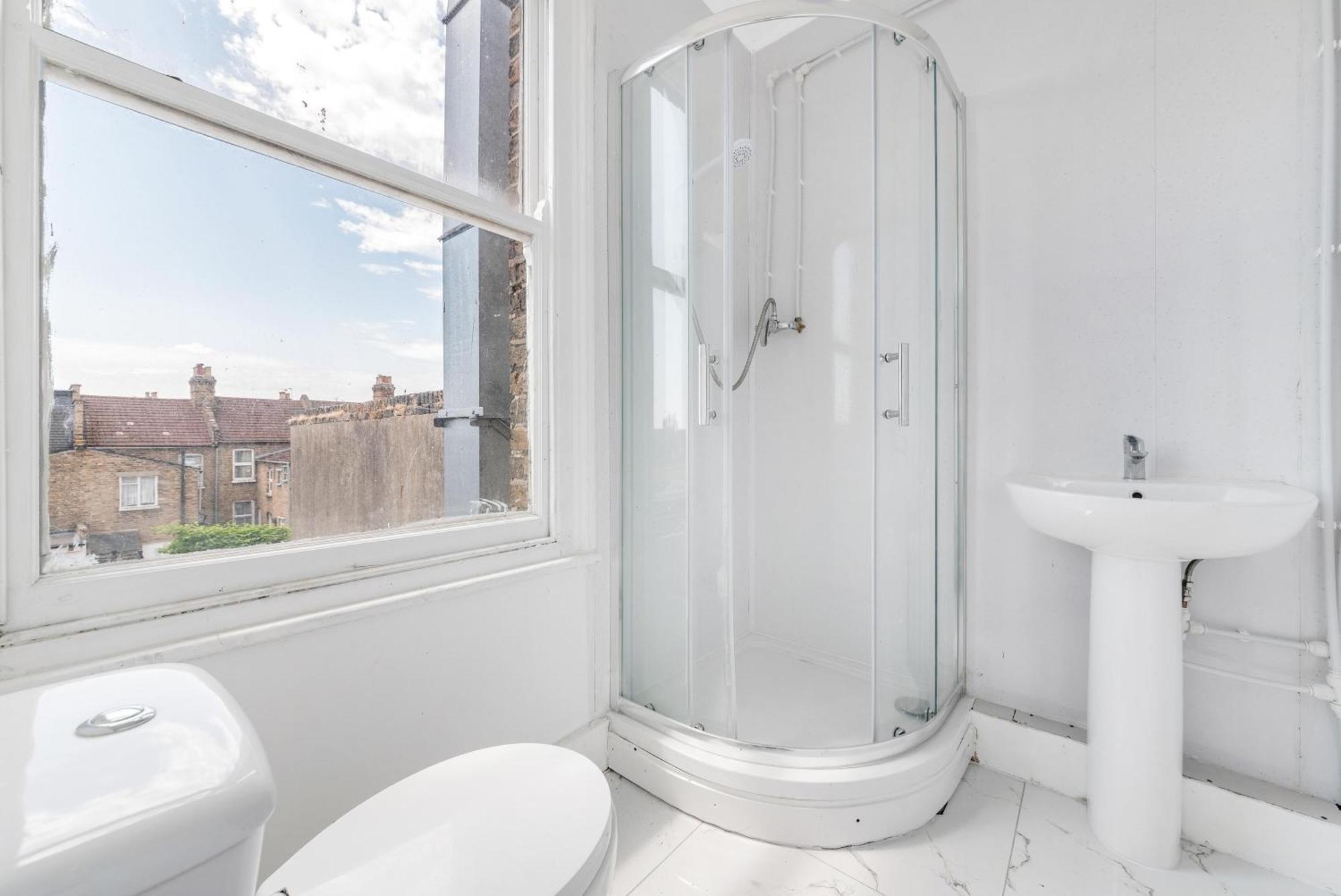 Gateway To Stylish Tooting Bec Base Guest house London